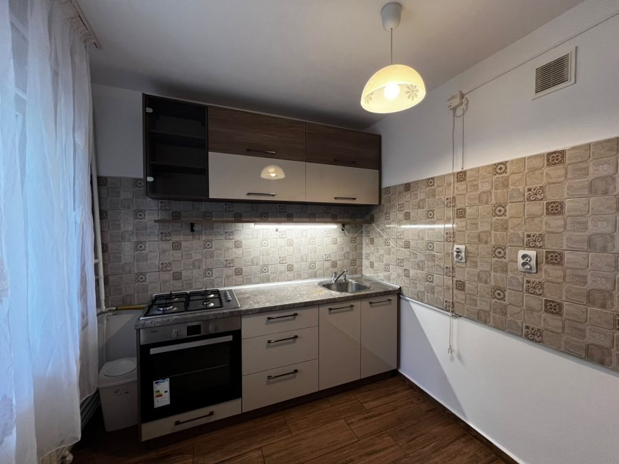 Apartament de inchiriat, 3 camere, decomandat, 75 mp, Nicolina