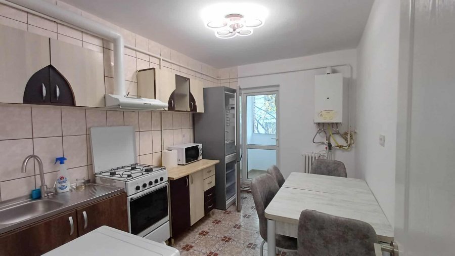 3 camere de inchiriat Podul de Fier 