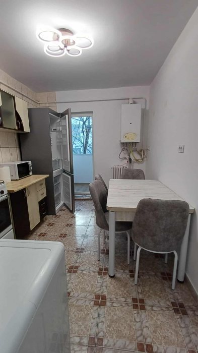 3 camere de inchiriat Podul de Fier 