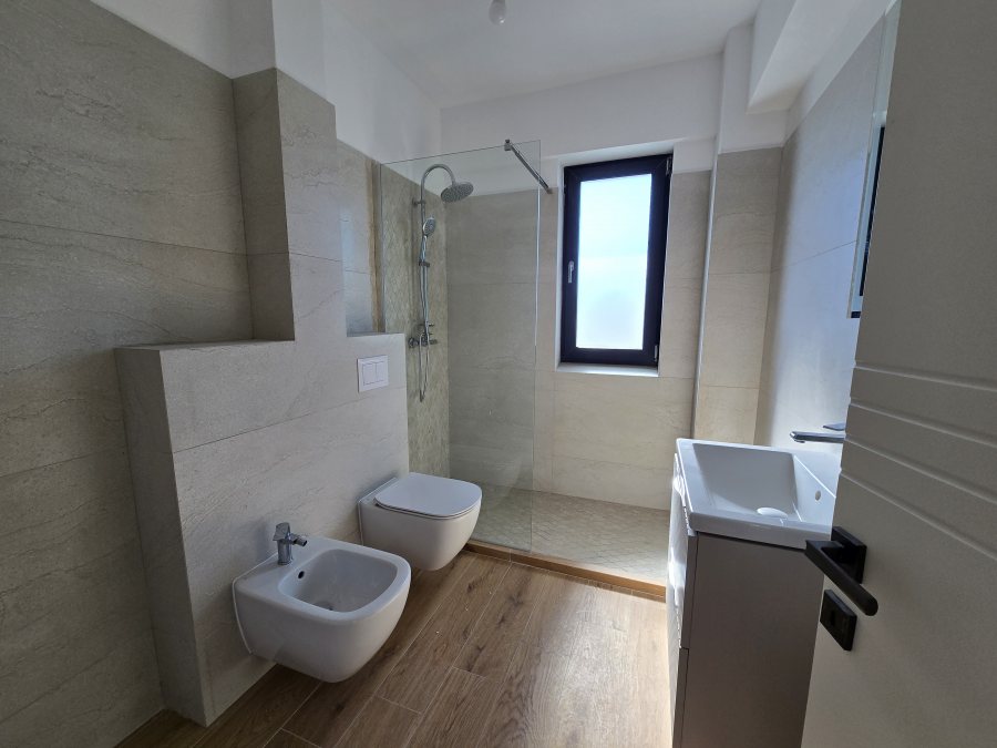 3 camere decomandat,. intabulat, Galata 
