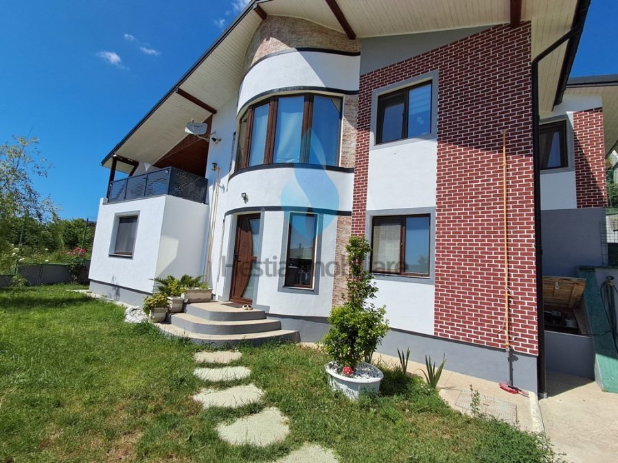 Vila eleganta cu patru camere, Bucium-Plopii fara Sot.