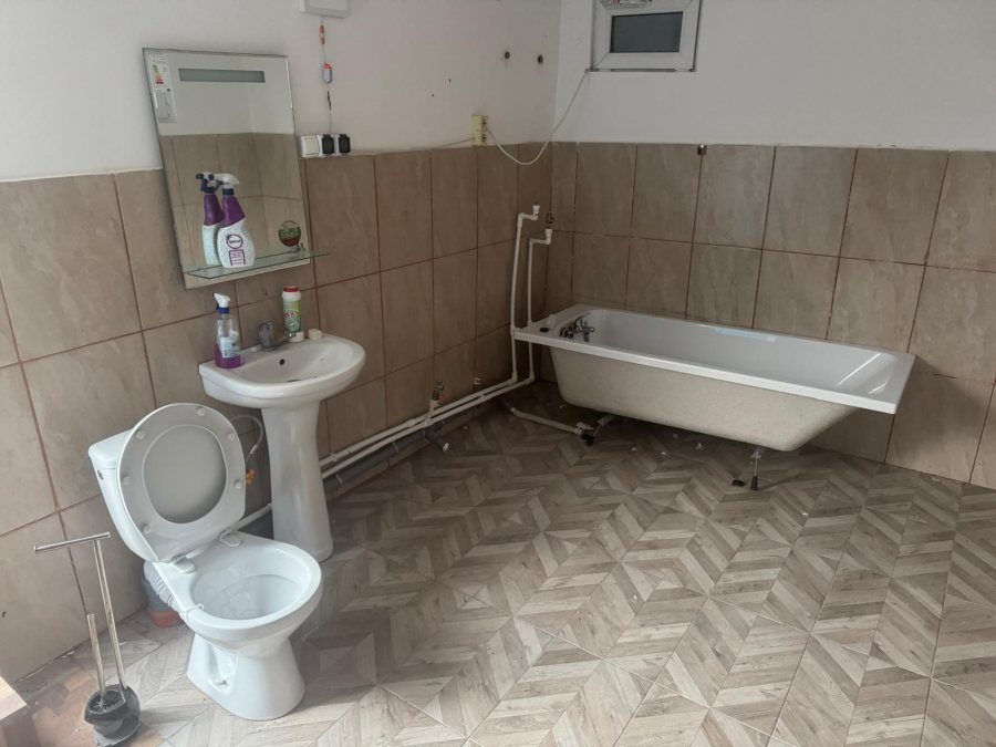 Tomesti - Osoi , vila , spatiu parter , 2400 mp teren , iaz , beci