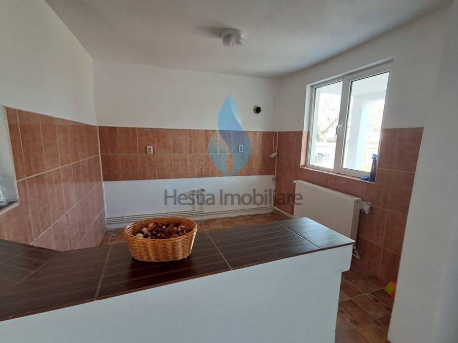 Casa cu cinci camere, beci si garaj, Lunca Cetatuii.