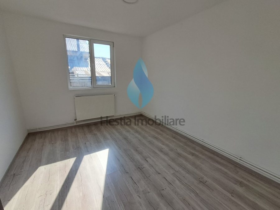 Casa cu cinci camere, beci si garaj, Lunca Cetatuii.