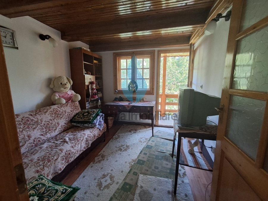 Casa cu 2000mp teren, Pietrarie-Barnova.