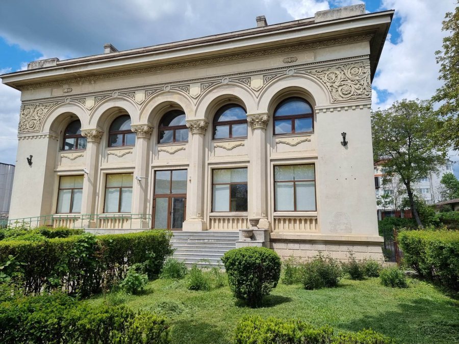 Spatiu Exclusiv si Exclusivist 670 MP  Husi zona Centrala