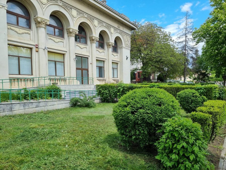 Spatiu Exclusiv si Exclusivist 670 MP  Husi zona Centrala