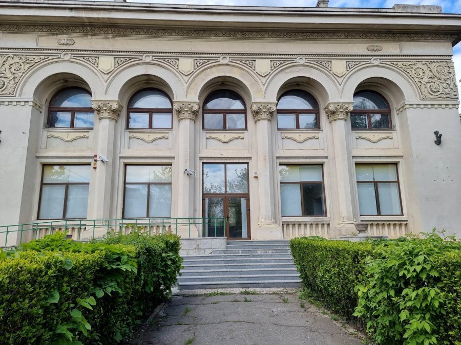 Spatiu Exclusiv si Exclusivist 670 MP  Husi zona Centrala