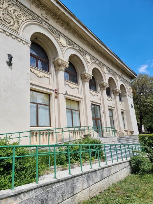 Spatiu Exclusiv si Exclusivist 670 MP  Husi zona Centrala