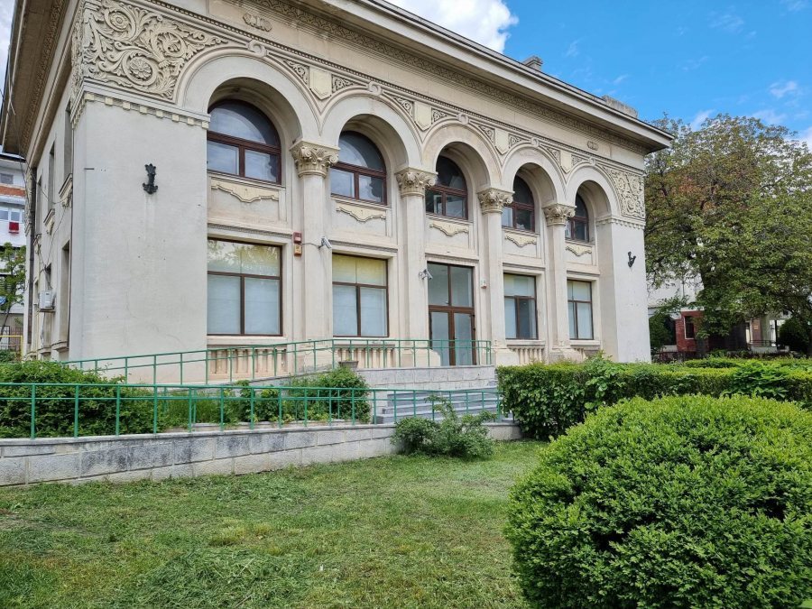 Spatiu Exclusiv si Exclusivist 670 MP  Husi zona Centrala