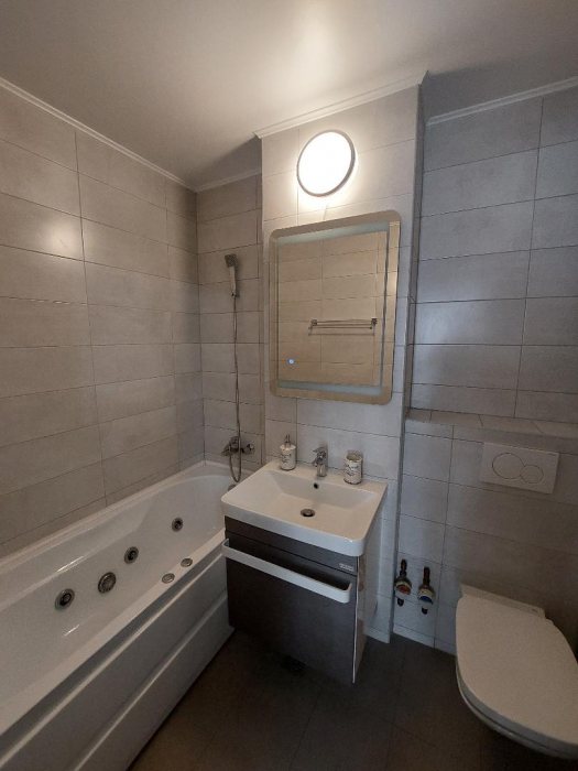 Ofer spre închiriere apartament două camere Dorobanţi, etaj 1