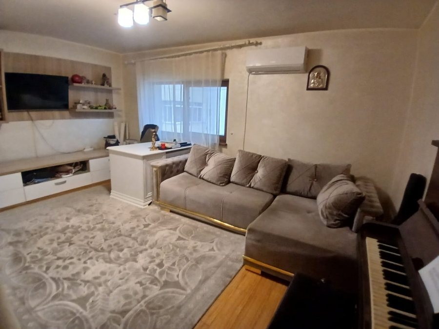 Persoană Fizică vinde apartament 4 camere cu garaj în Suceava, zona Obcini