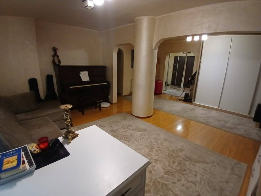 Persoană Fizică vinde apartament 4 camere cu garaj în Suceava, zona Obcini