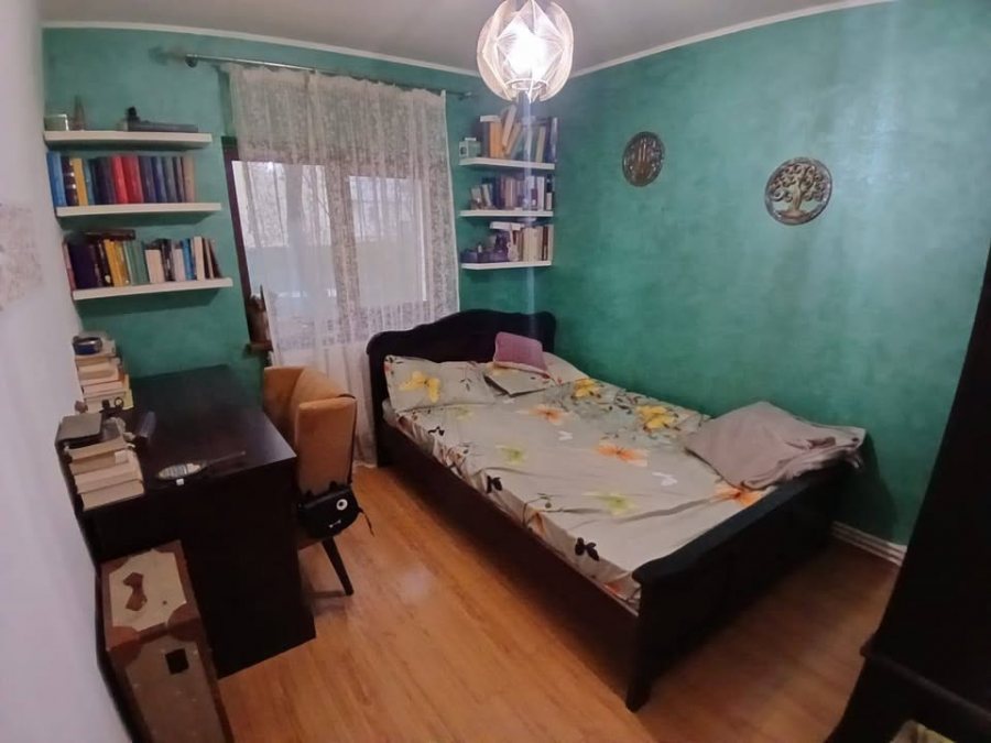 Persoană Fizică vinde apartament 4 camere cu garaj în Suceava, zona Obcini