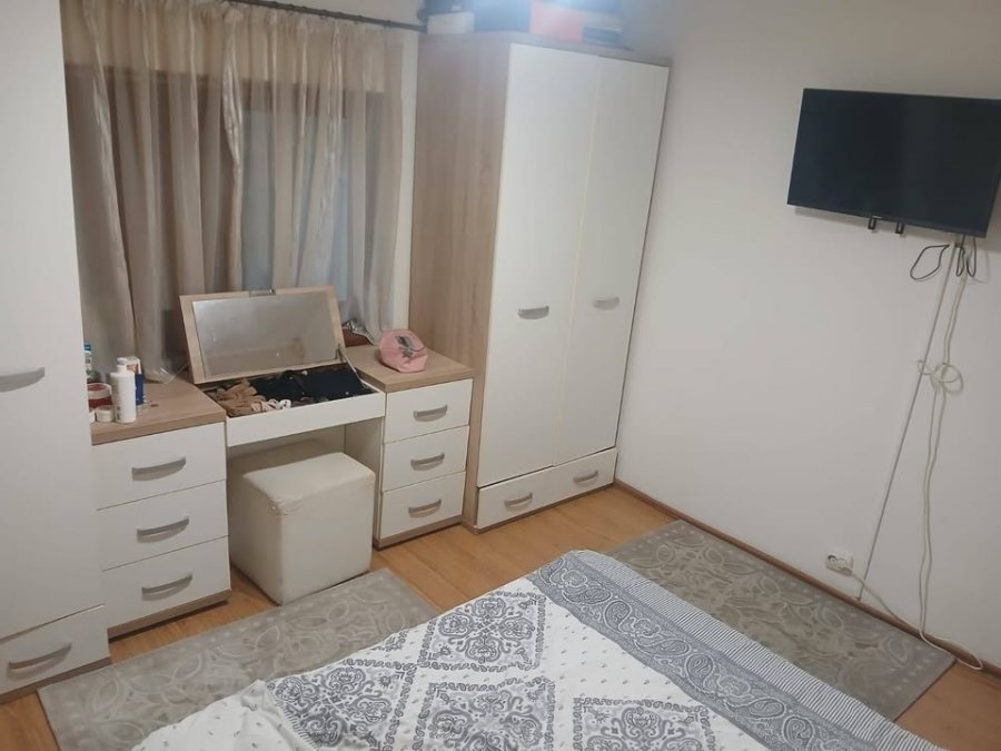 Persoană Fizică vinde apartament 4 camere cu garaj în Suceava, zona Obcini