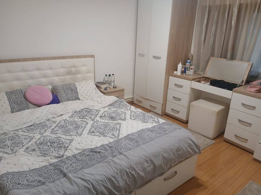 Persoană Fizică vinde apartament 4 camere cu garaj în Suceava, zona Obcini