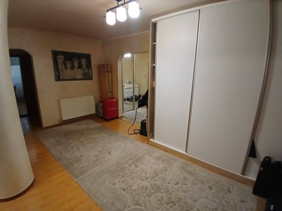 Persoană Fizică vinde apartament 4 camere cu garaj în Suceava, zona Obcini