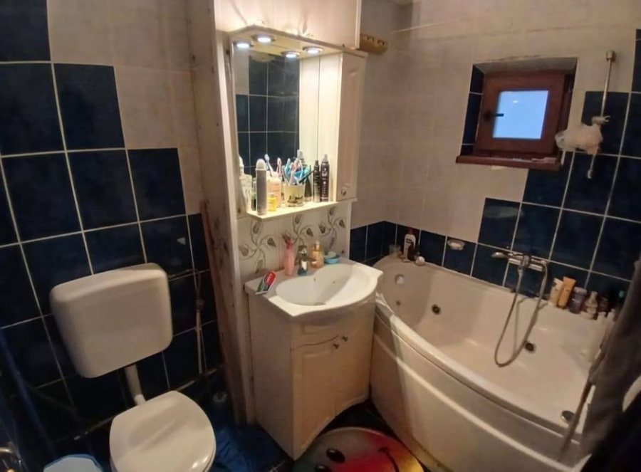 Persoană Fizică vinde apartament 4 camere cu garaj în Suceava, zona Obcini