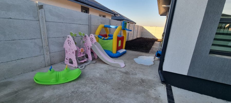 Casa idividuala 90 mp, curte 311mp, 4 camere, 2 bai, Crisul Repede, utilata si mobilata, parecare