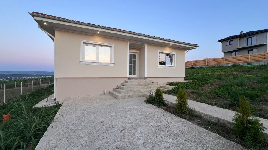 Casa Plan Parter + Pod Miroslava la 1 km de Family Market